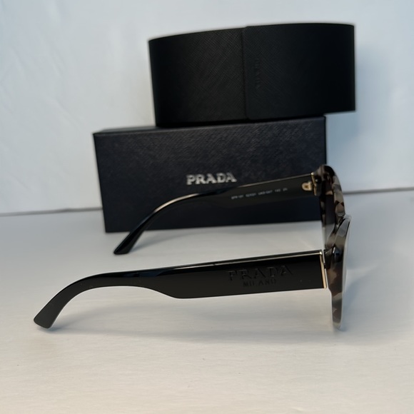 Authentic- PRADA Grey Gradient Cat Eye Ladies Sunglasses
PR 13YS UAO0A7 52 - Picture 10 of 13